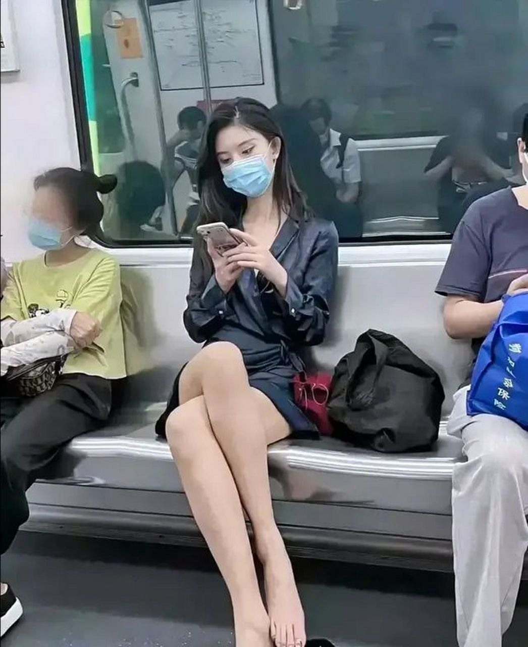 这么好看的地铁美女,一排男人居然个个气定神闲,正襟危坐,目不斜视
