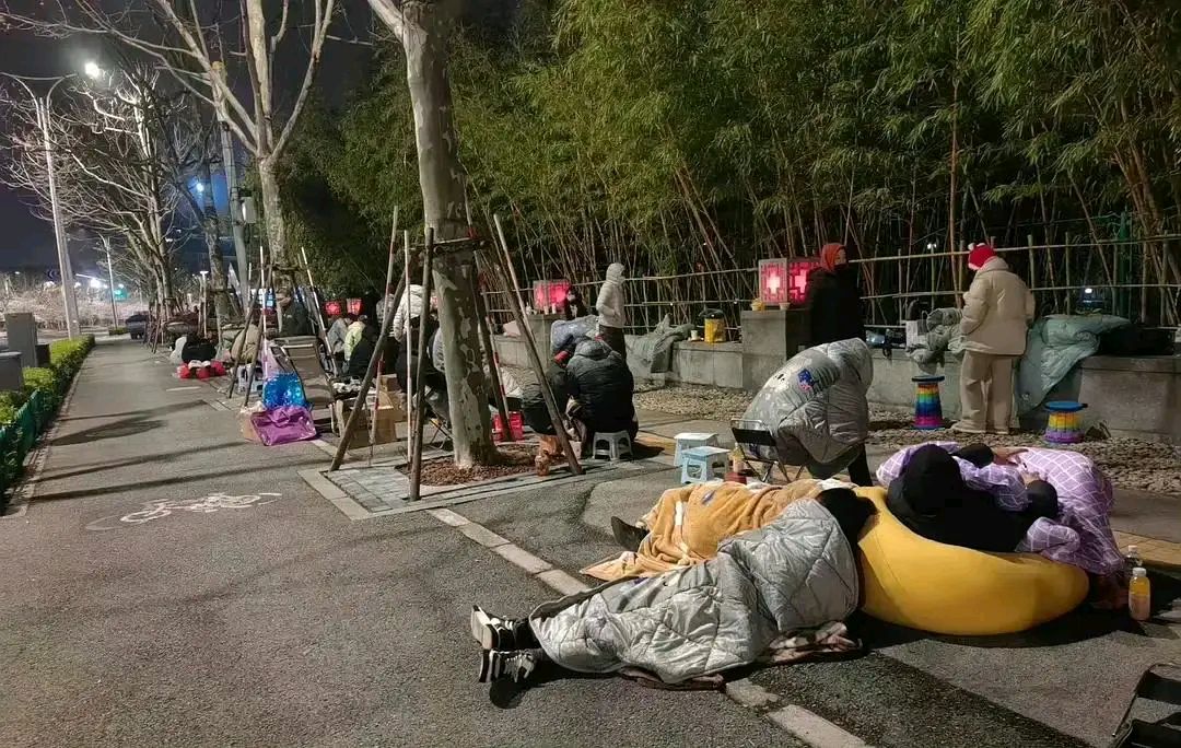 微博之夜,各家粉丝为了占位,提前两夜睡在马路边上