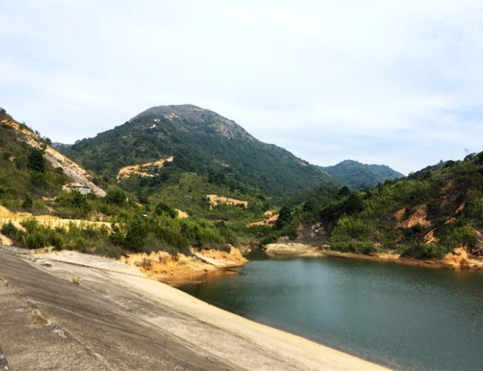 揭阳市揭西县西北部属莲花山南麓的大北山,山体庞大,山势陡峭,峰峦