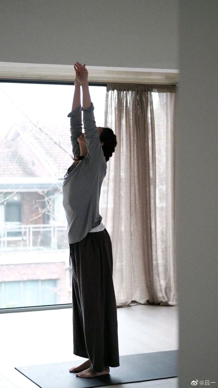 吕一光脚练习瑜伽,果然好看的皮囊和身材是需要背后的努力.