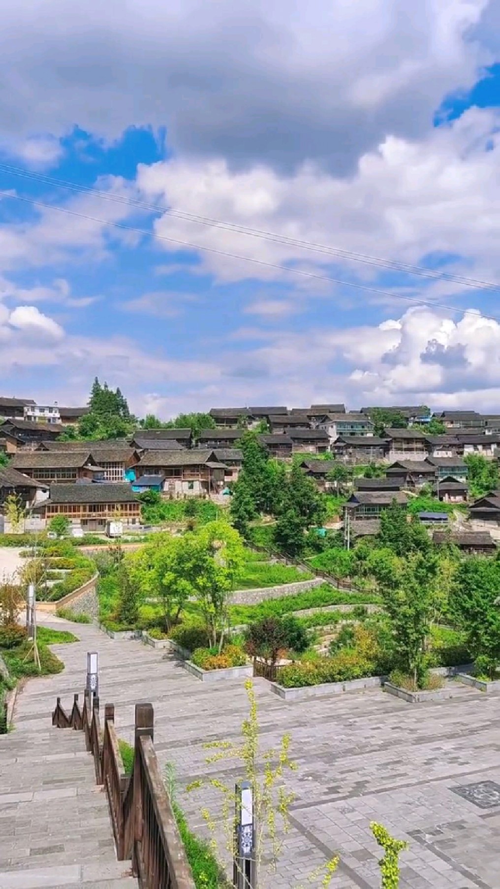 三都县普安镇野记村,一个落在在山顶上的村落,全是木房,非常漂亮-度小