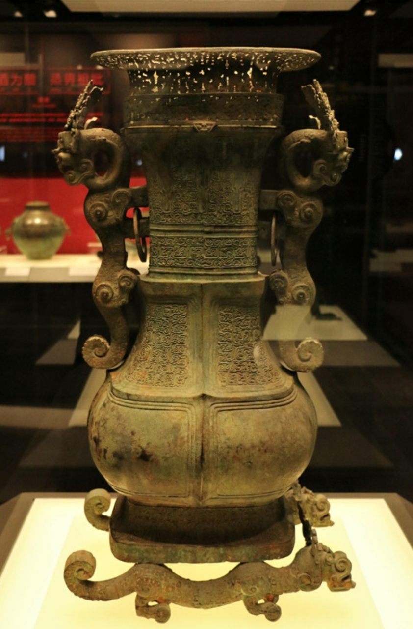 【如果国宝会说话】 龙耳方壶 长方口 长颈 鼓腹 长方圈足 颈部附龙形