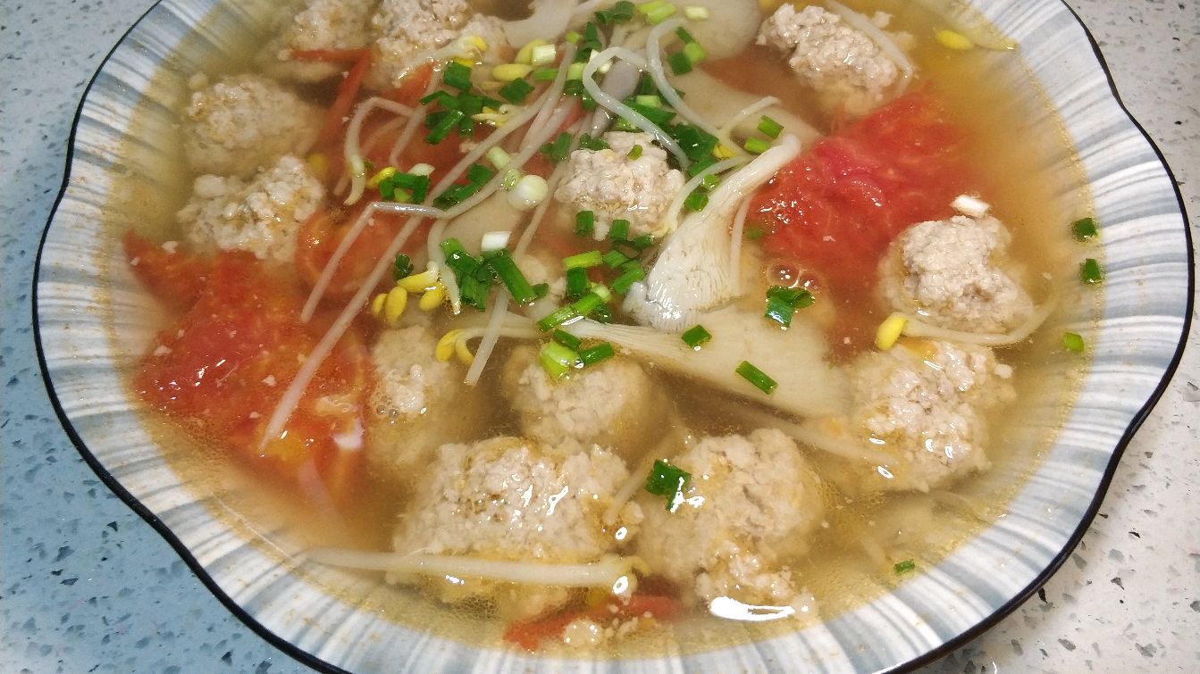 夏天做碗番茄三鲜丸子汤,开胃又解暑