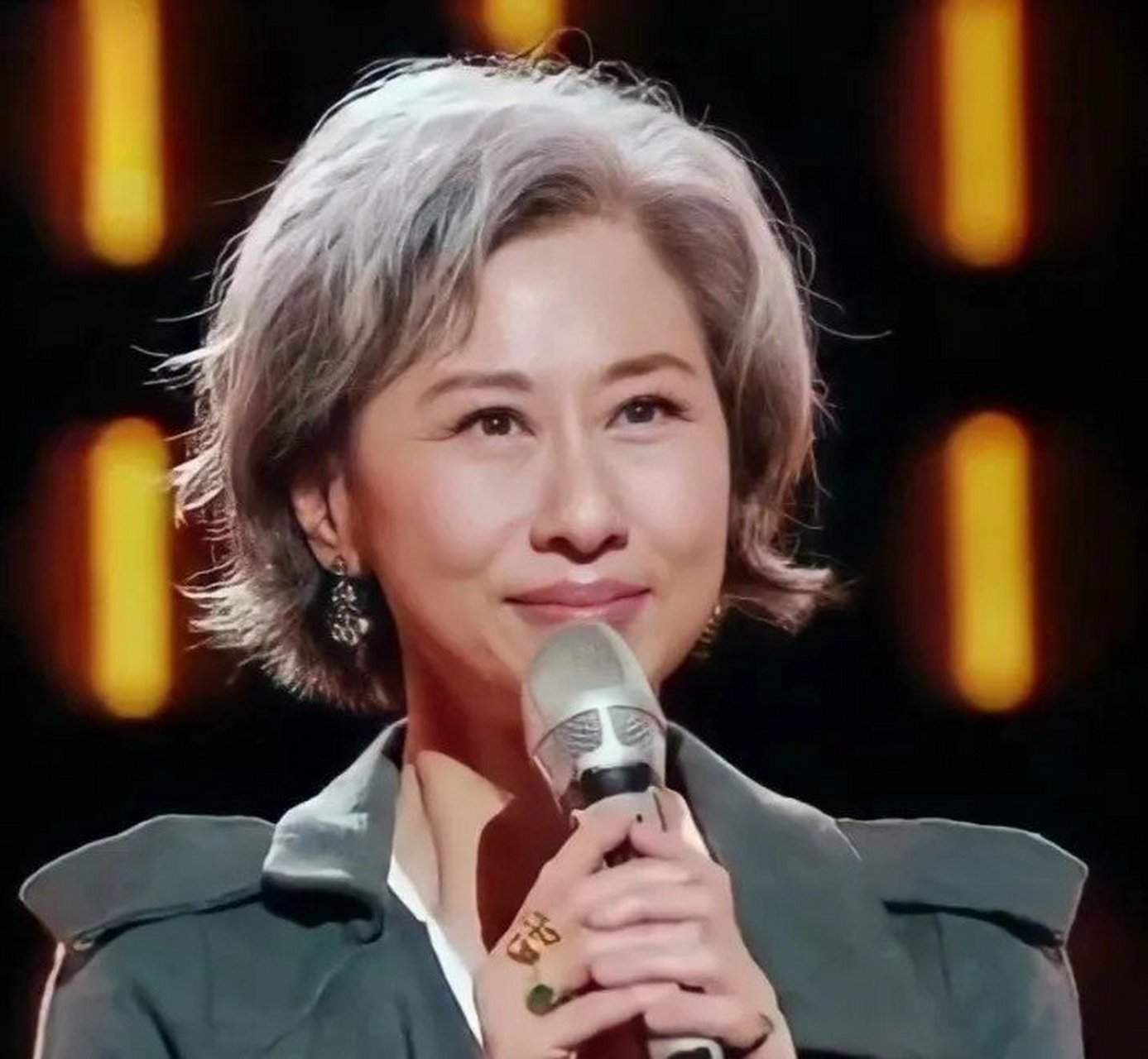 61岁的叶倩文,作为一名老牌艺人,她的职业生涯充满了辉煌和坎坷
