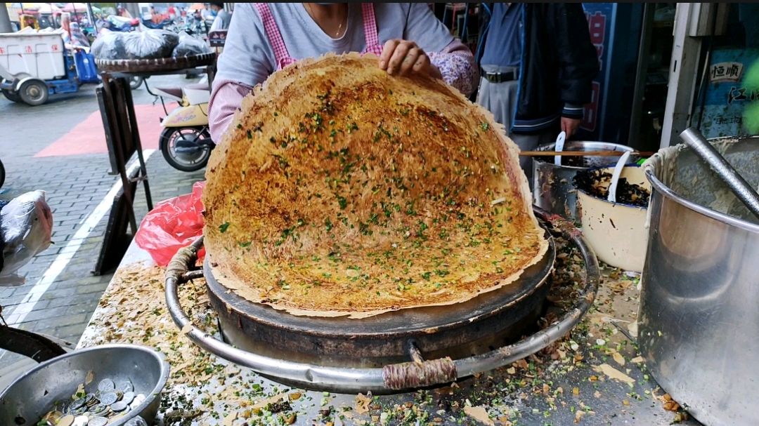 靠一辆三轮车在镇江菜场摆摊19年的山东煎饼,最好一天日卖1000个