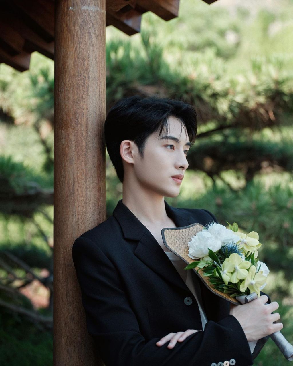 身垮品牌包包,一身西装帅气逼人. #明星动态# #明星穿搭# #董思成