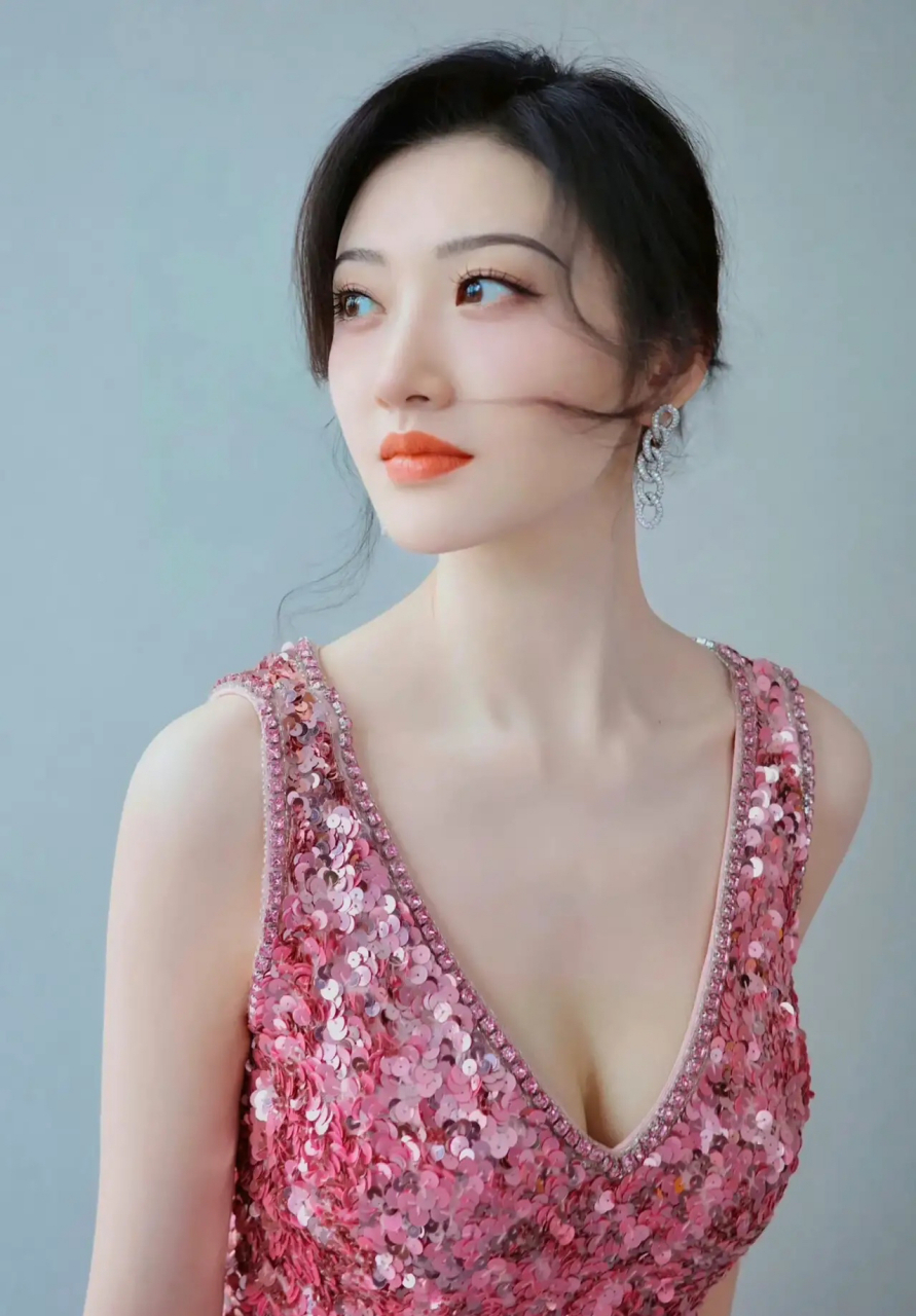 景甜:皮肤白皙透亮,让人看了很迷茫呀!