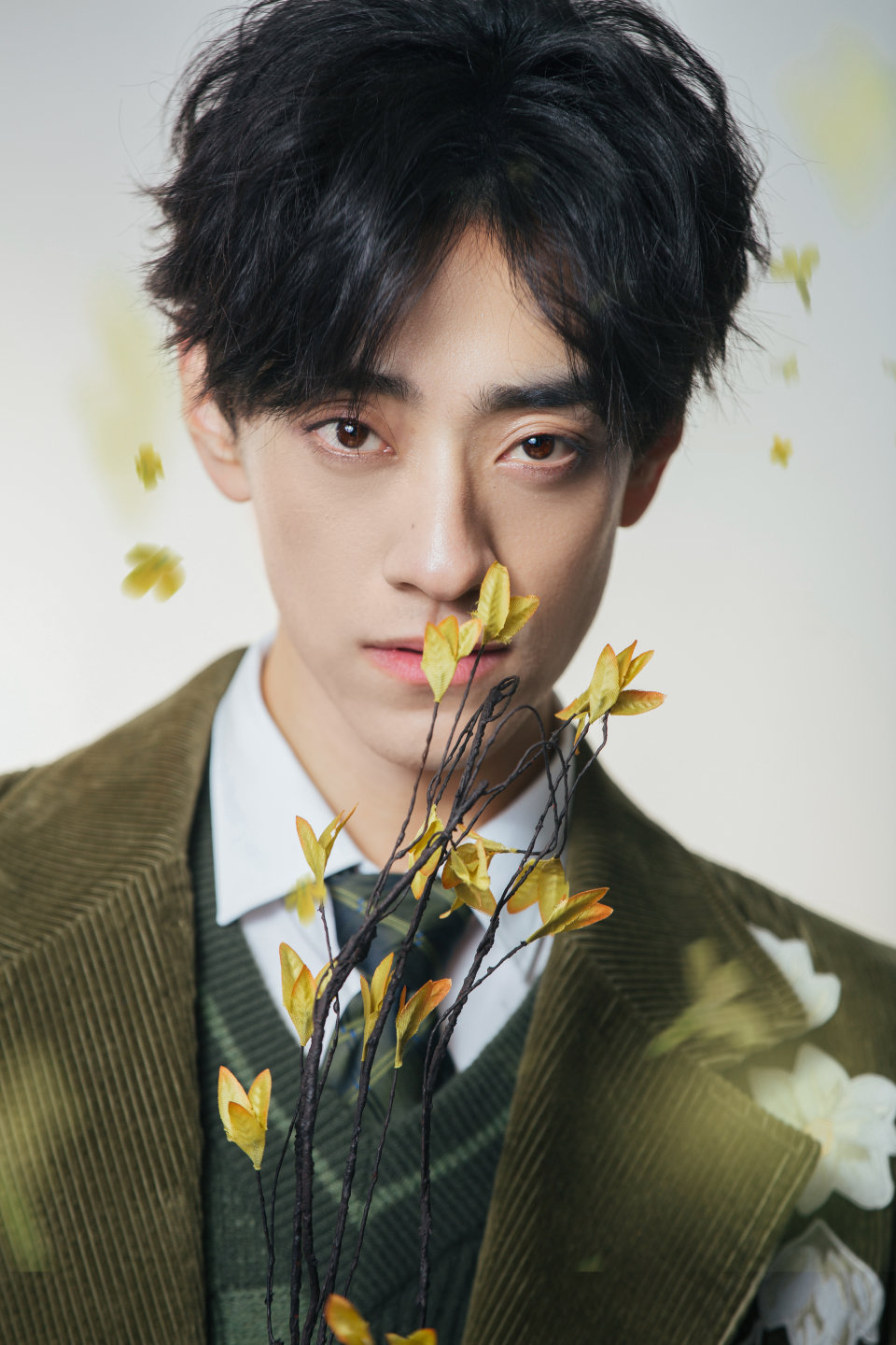 郑云龙身穿军绿色灯芯绒长款大衣,十足的气质绅士气息