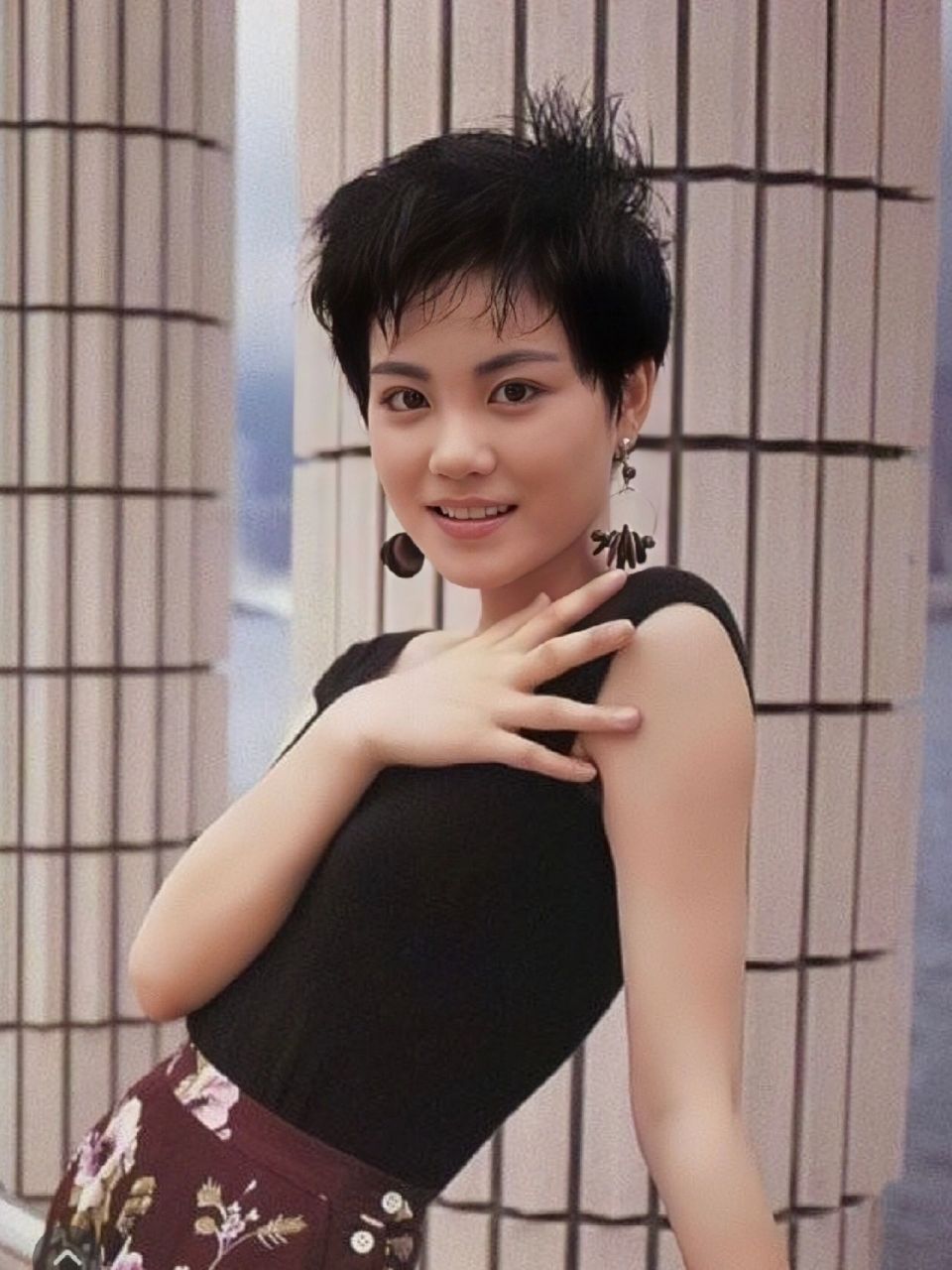 年轻时期的王菲,剪成短发气质很出众,帅气飒爽不失女人味  #万物复苏