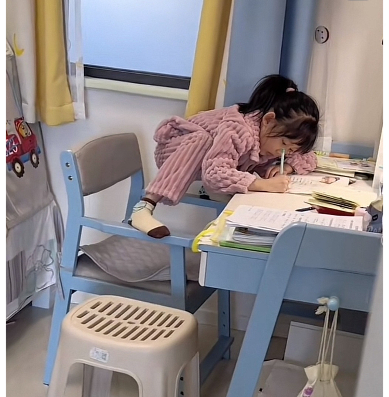 写作业的弟弟妹妹 #搞笑# #熊孩子#