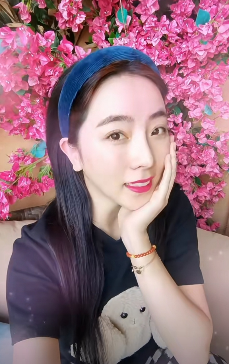 连口红都涂得同色系,细节很用心,照片里李思思侧颜立体,气质很活泼