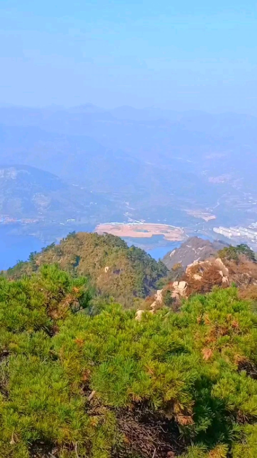 在临朐嵩山主峰九龙顶,居高临下俯视周边风景-度小视