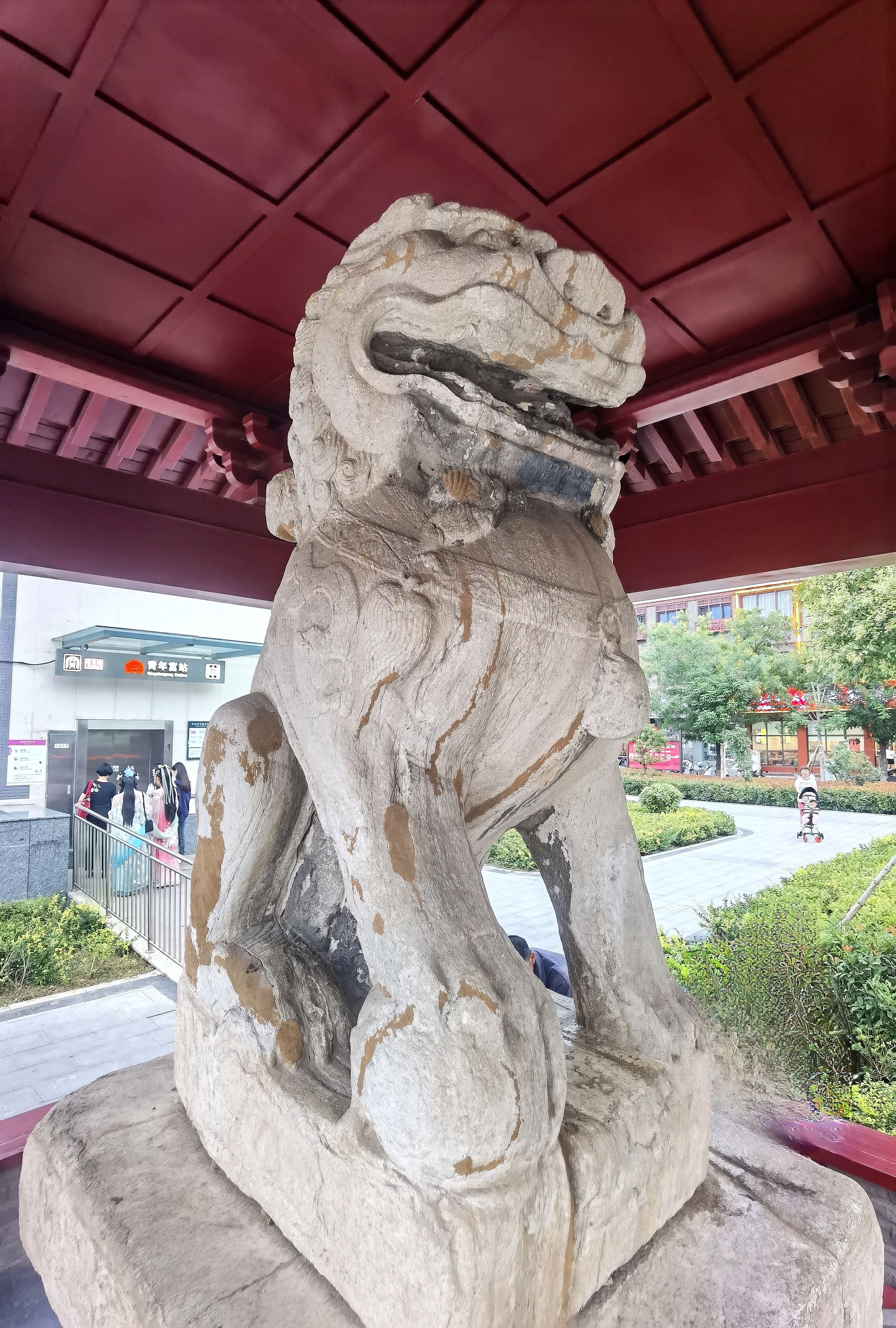 九月动态激励计划# 洛阳青年宫和那广场上的两只大石狮