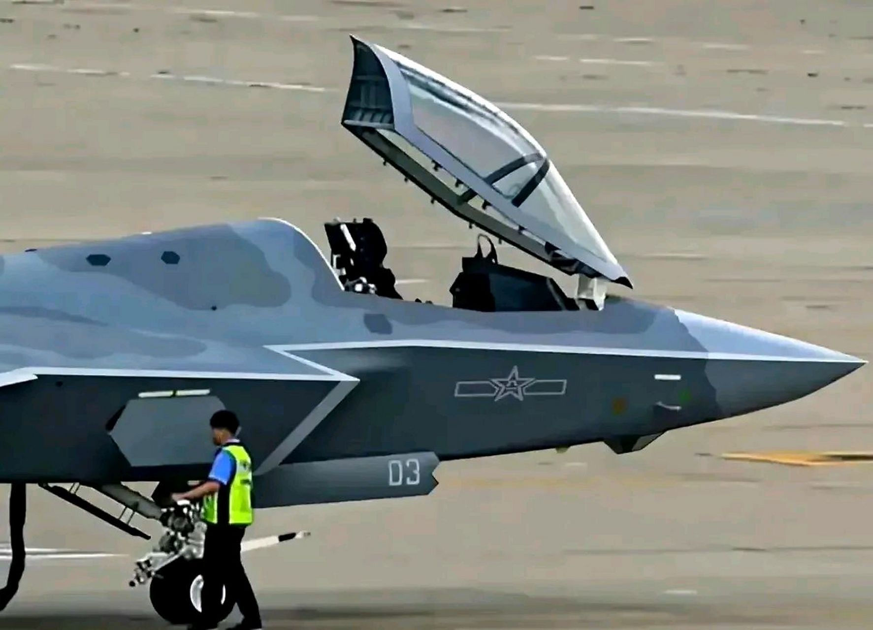 第一张图是歼35,第03架试飞机.