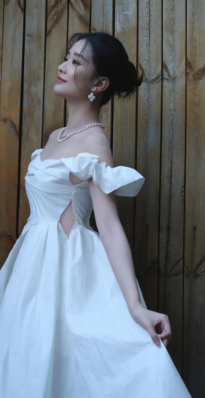 乔欣白色一字肩长裙秀出玲珑身材,唯美优雅迷人