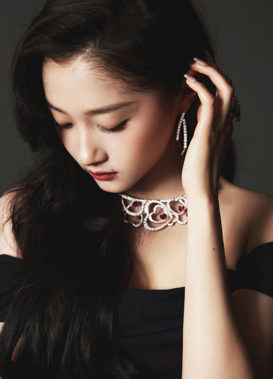 关晓彤# 黑色一字肩抹胸长裙,窈窕身材,珠光宝气,明艳夺目