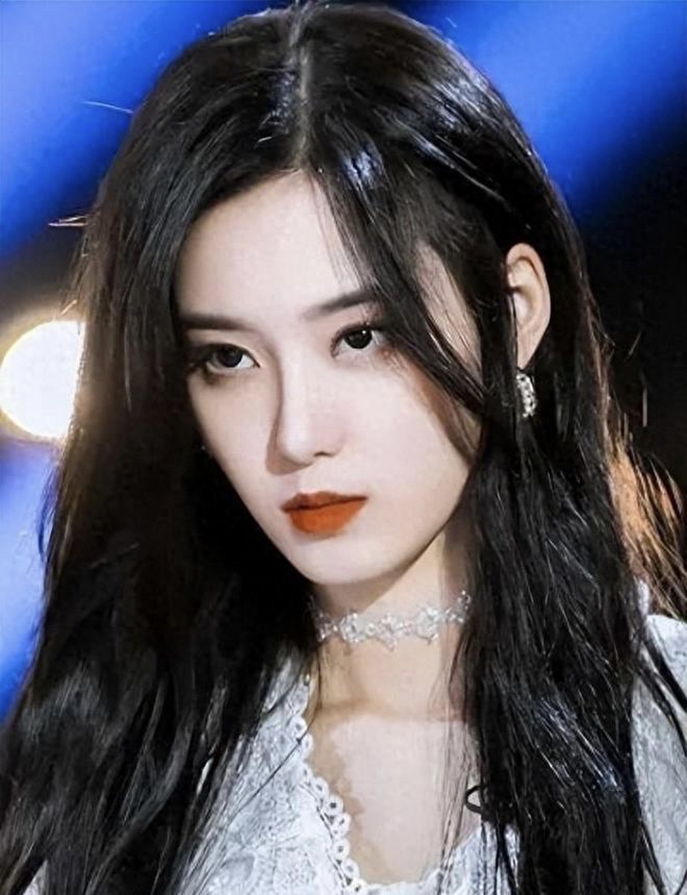 徐艺洋,1997年9月12日出生于四川省南充市,中国内地流行乐女歌手,影视