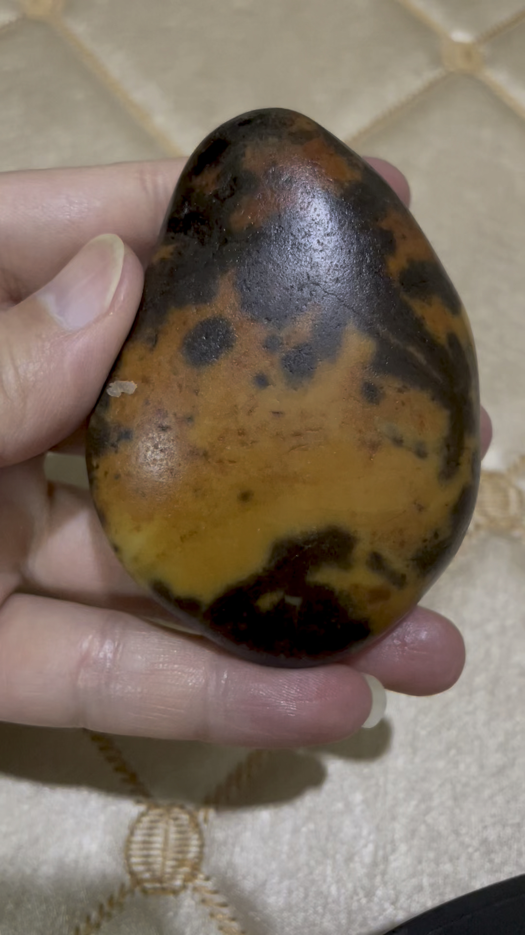 和田玉籽料黄沁黑皮玩料