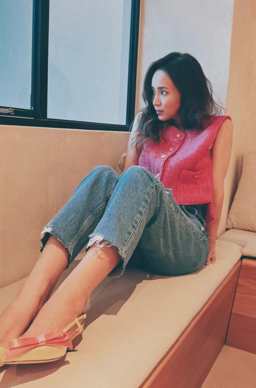 侯佩岑晒近照美貌依旧,坐在飘窗上面秀新鞋子,气质还是有几分甜美.