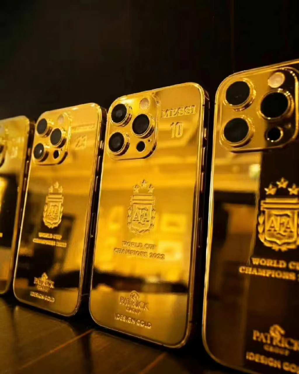 梅西买黄金版的iphone14,这是真的土豪金呀,摆一排太震撼了.