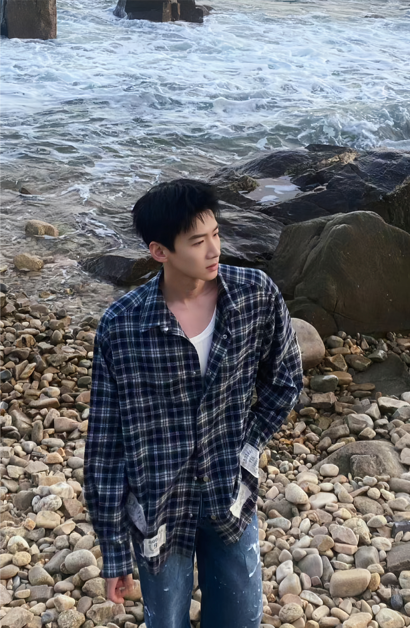 白敬亭海边随拍真的好帅哦～[鲜花][鲜花] #白敬亭# #长风渡# #帅哥