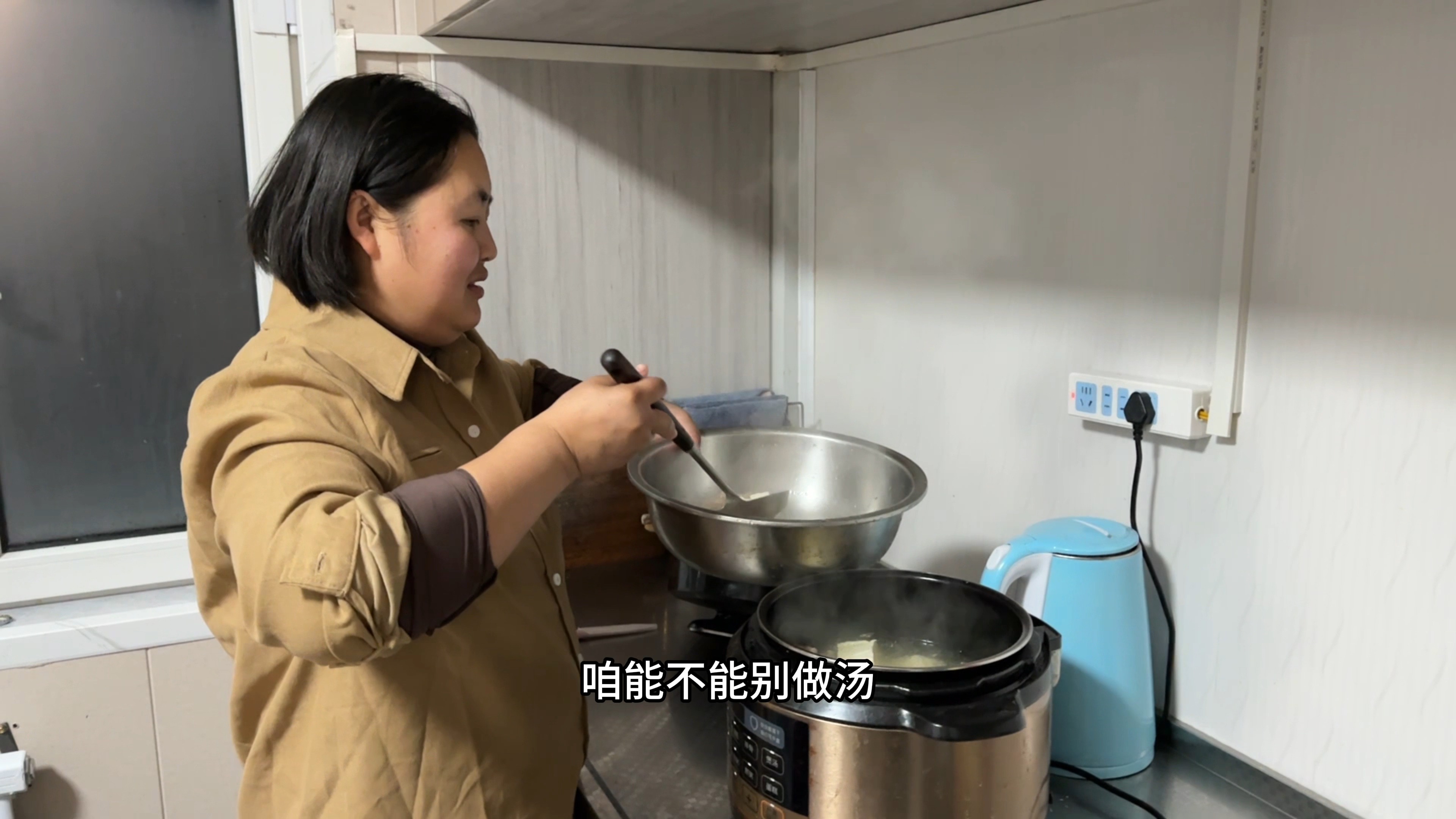 东北农村孩子冬天放学早,下午4点钟到家,广西媳妇炖牛肉汤好喝