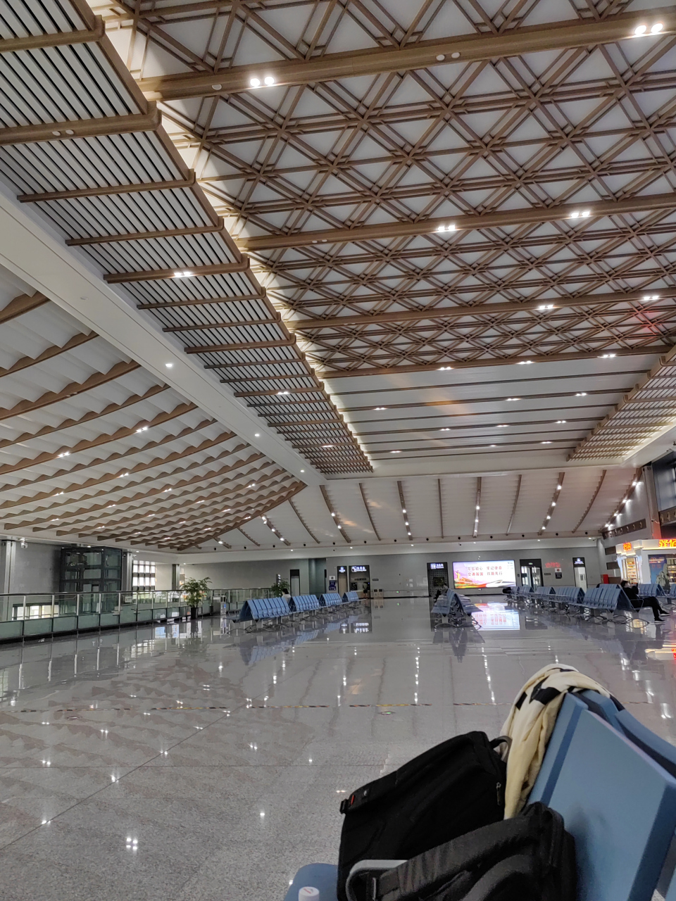 这个潜山南站远离市中心,几乎没什么客流量