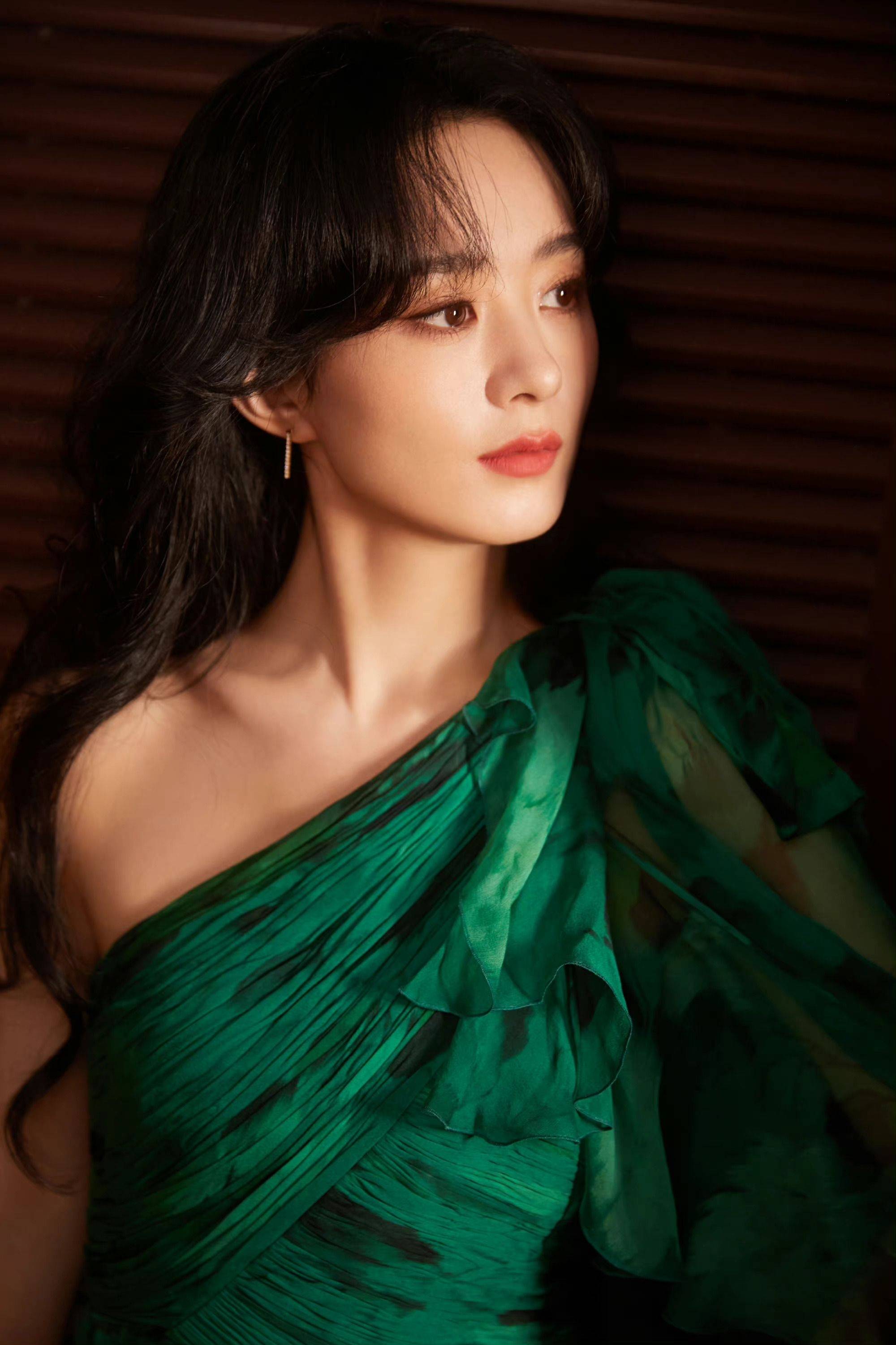 赵丽颖一袭绿色长裙好华丽!斜肩设计尽秀精致锁骨,女人味越浓郁