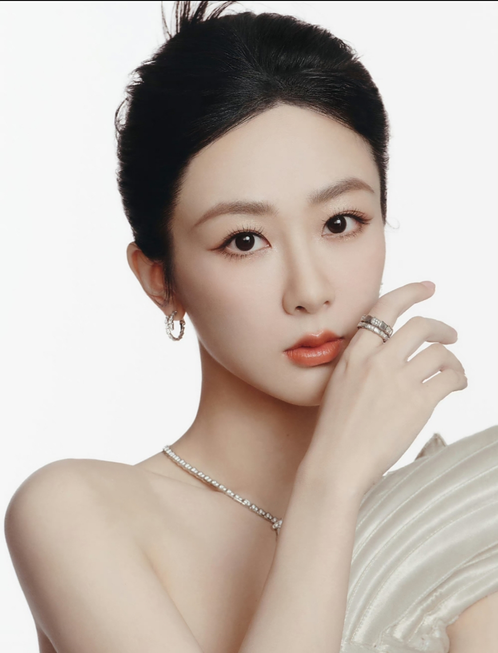 杨紫写真大片释出,身着高定礼服,精致的五官,高端大气的美#明星写真