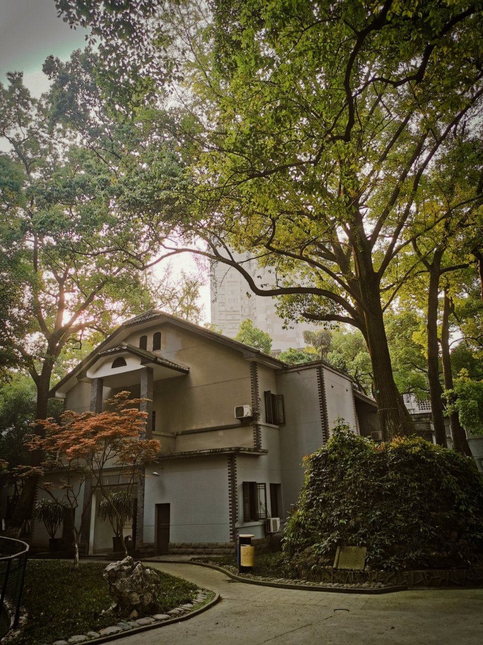 在泸州市区酒城宾馆里面的林荫深处,有一栋二层小洋楼格外引人注目,这