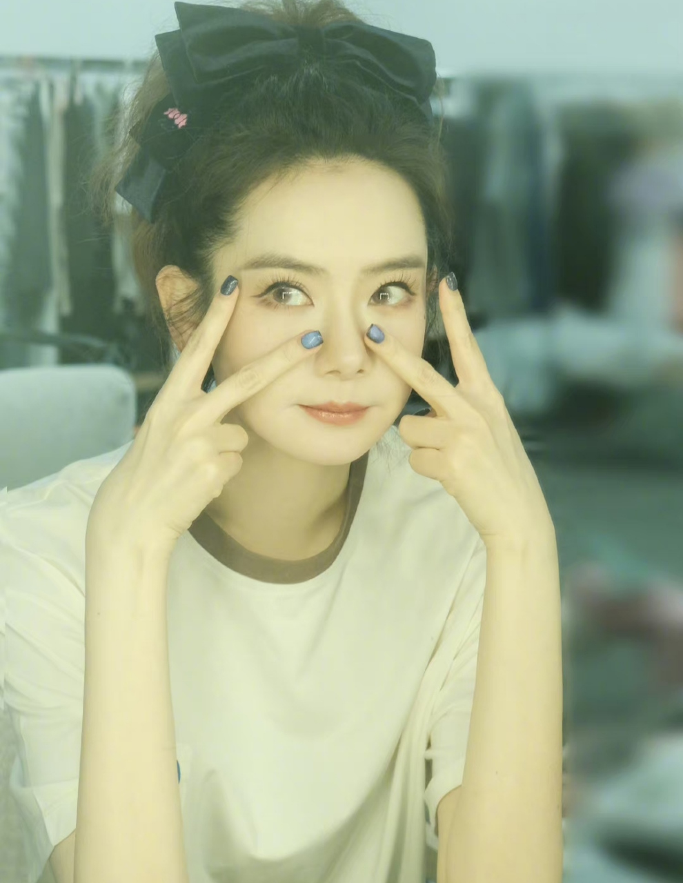 戚薇刚复出的时候还有点胖,现在看起来就瘦下去很多了,颜值几乎没变化