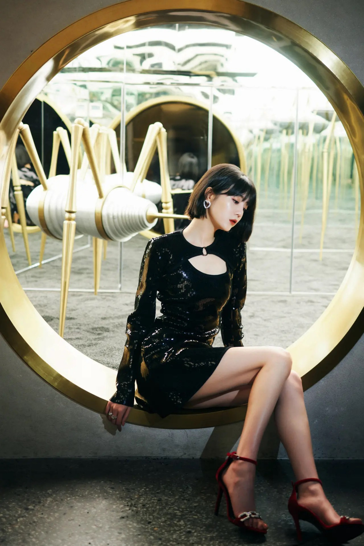 李溪芮瑞丽时尚盛典美图:黑色紧身液体短裙更是将曲线完美展现