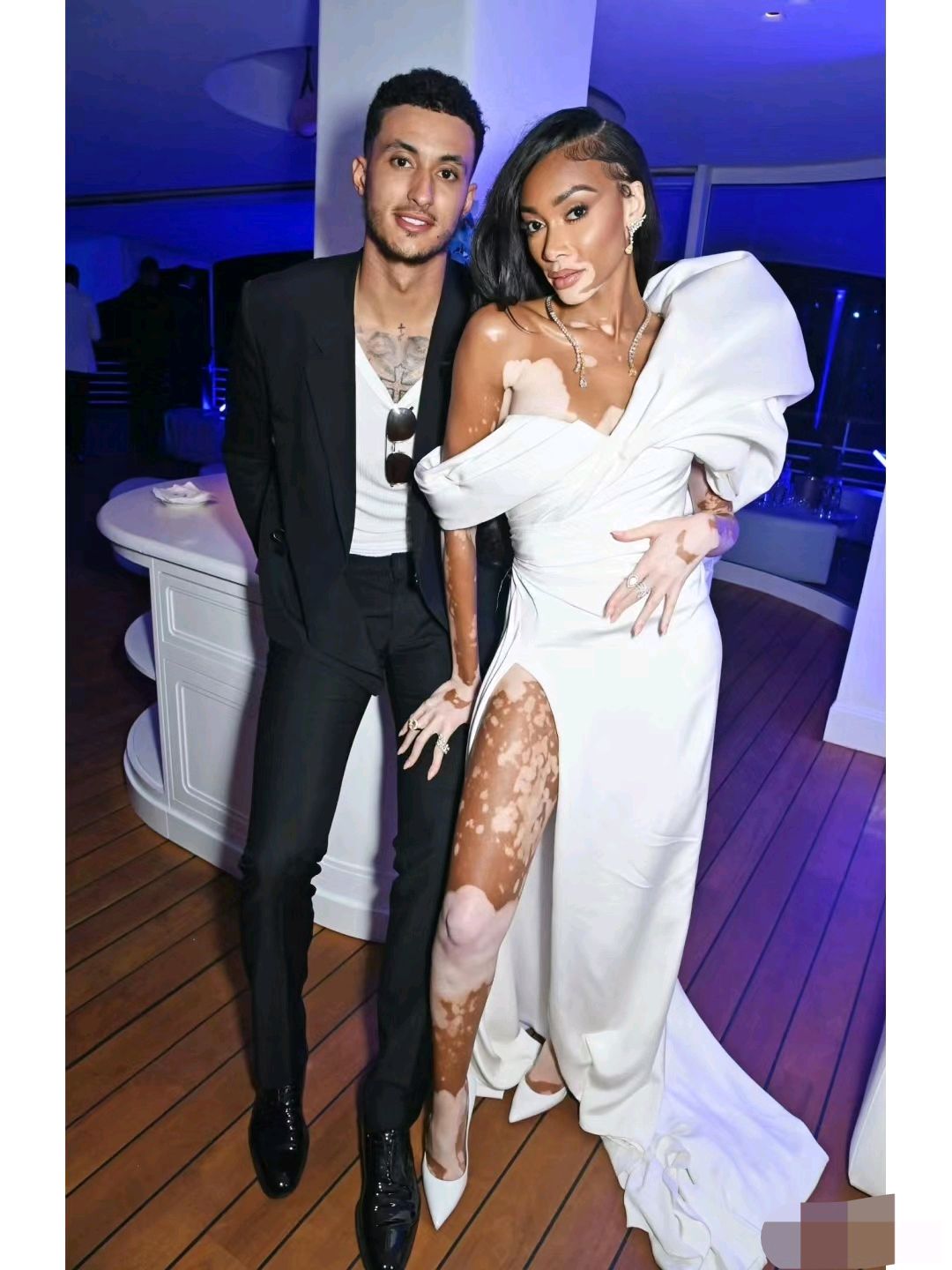 库兹马携妻子出席戛纳晚会活动