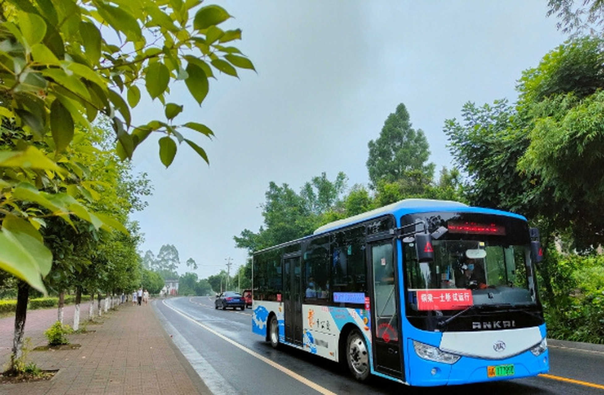 河北承德公交以空调费的名义,涨价到2元,有的公交车3元.但是不开空调