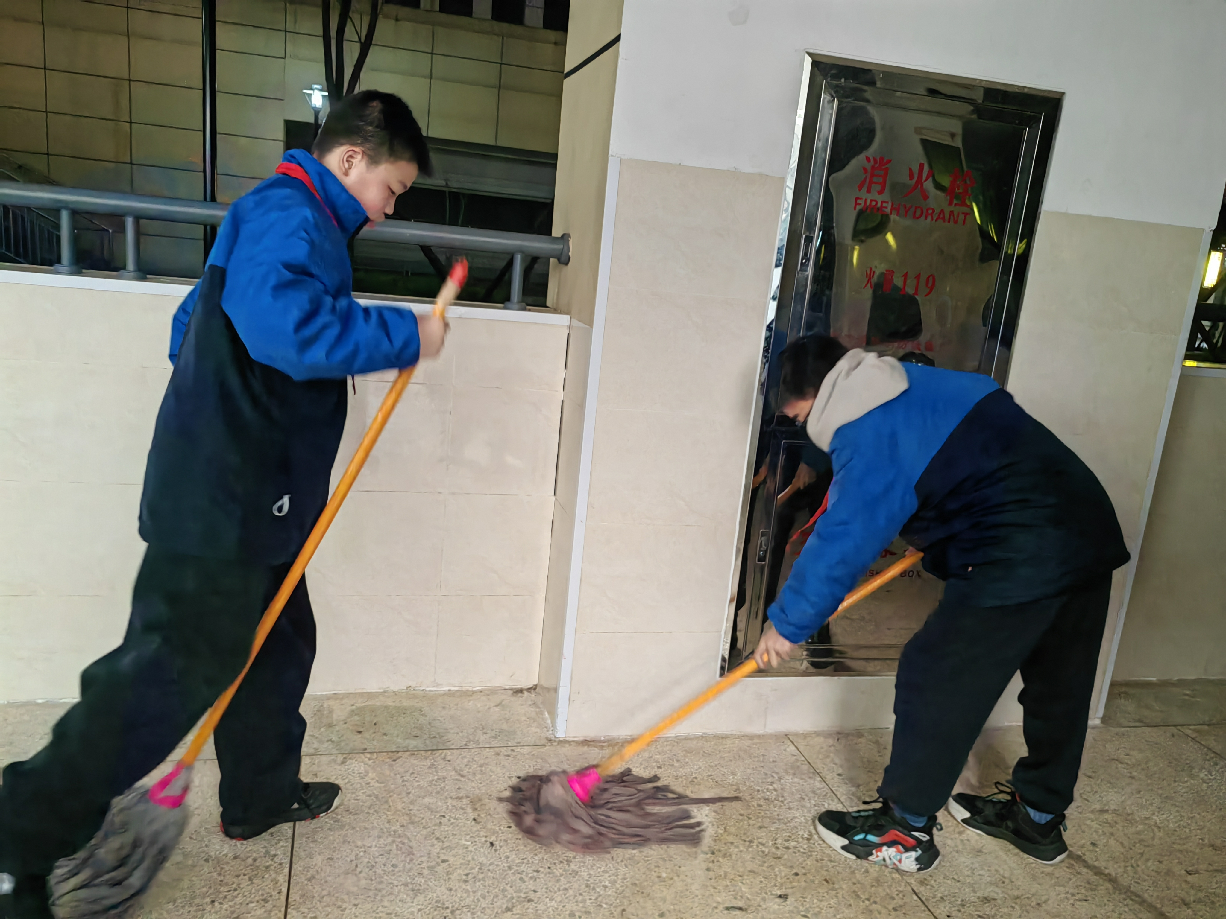 班级的卫生状态总是不理想,打扫卫生的同学懒懒散散,垃圾分类也没有落