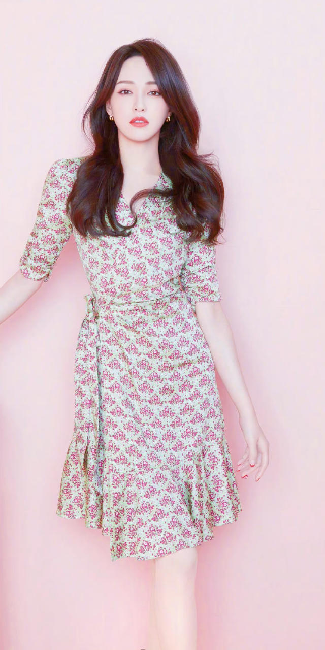 唐嫣# 肤白貌美的容颜,窈窕曼妙的身材,丰满傲人的事业线,前凸后翘