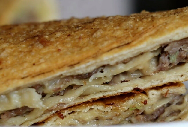 山东特色小吃壮馍,五元一个有半斤重,一层饼一层肉大口吃真过瘾