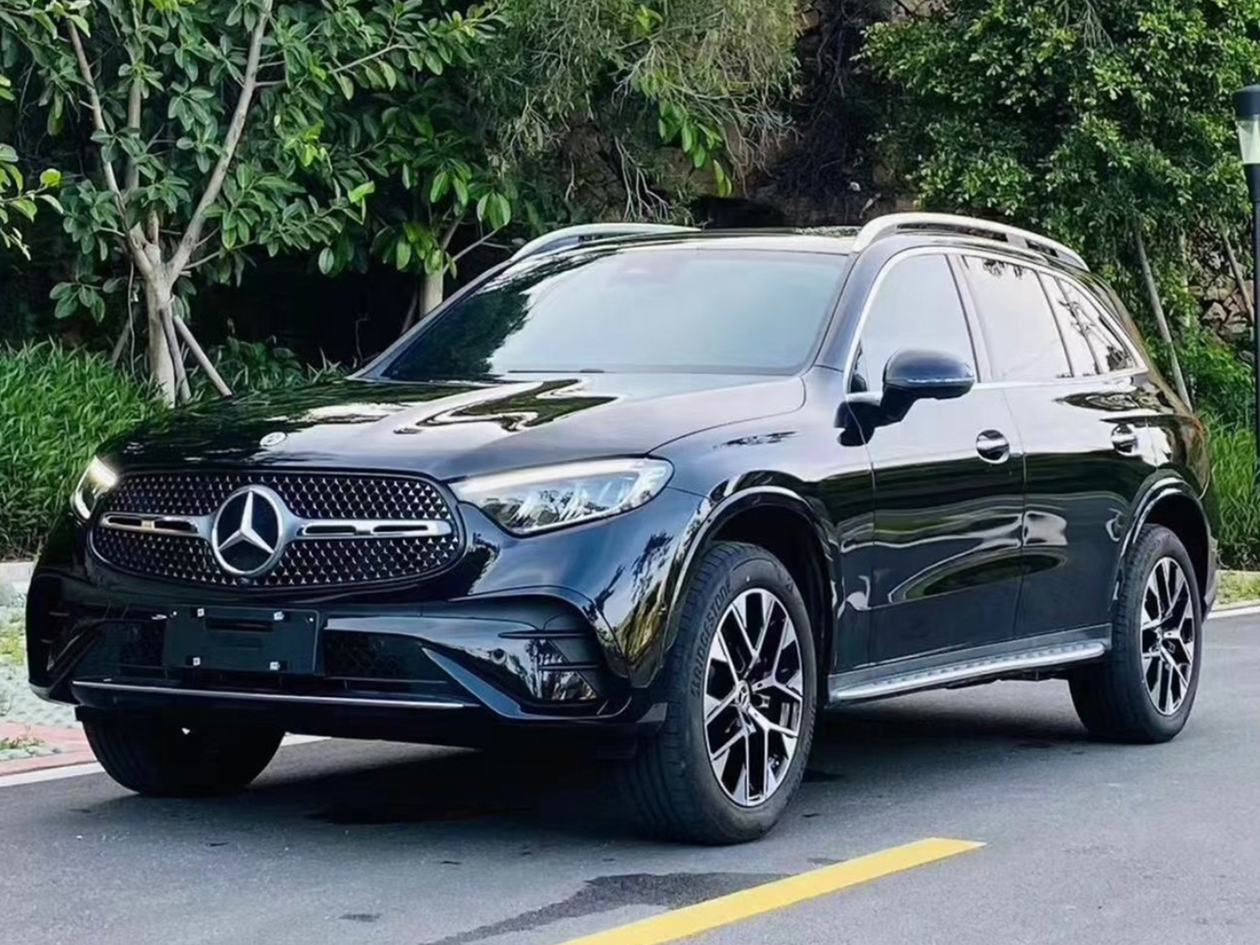 刚落地的2023新款奔驰glc260l安装原厂360全景功能,轻松倒车泊车