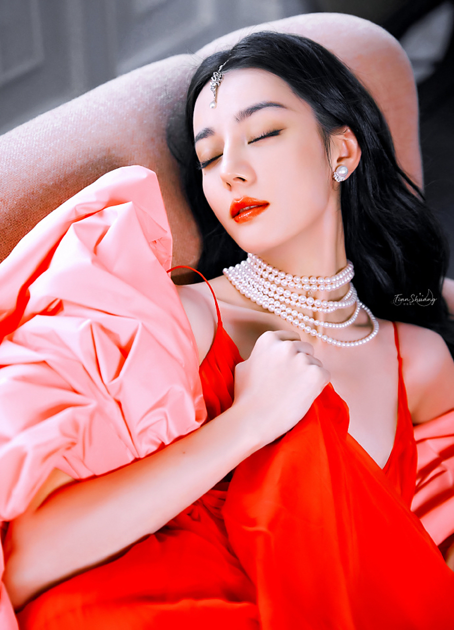 迪丽热巴烈火红唇配红色深v裙