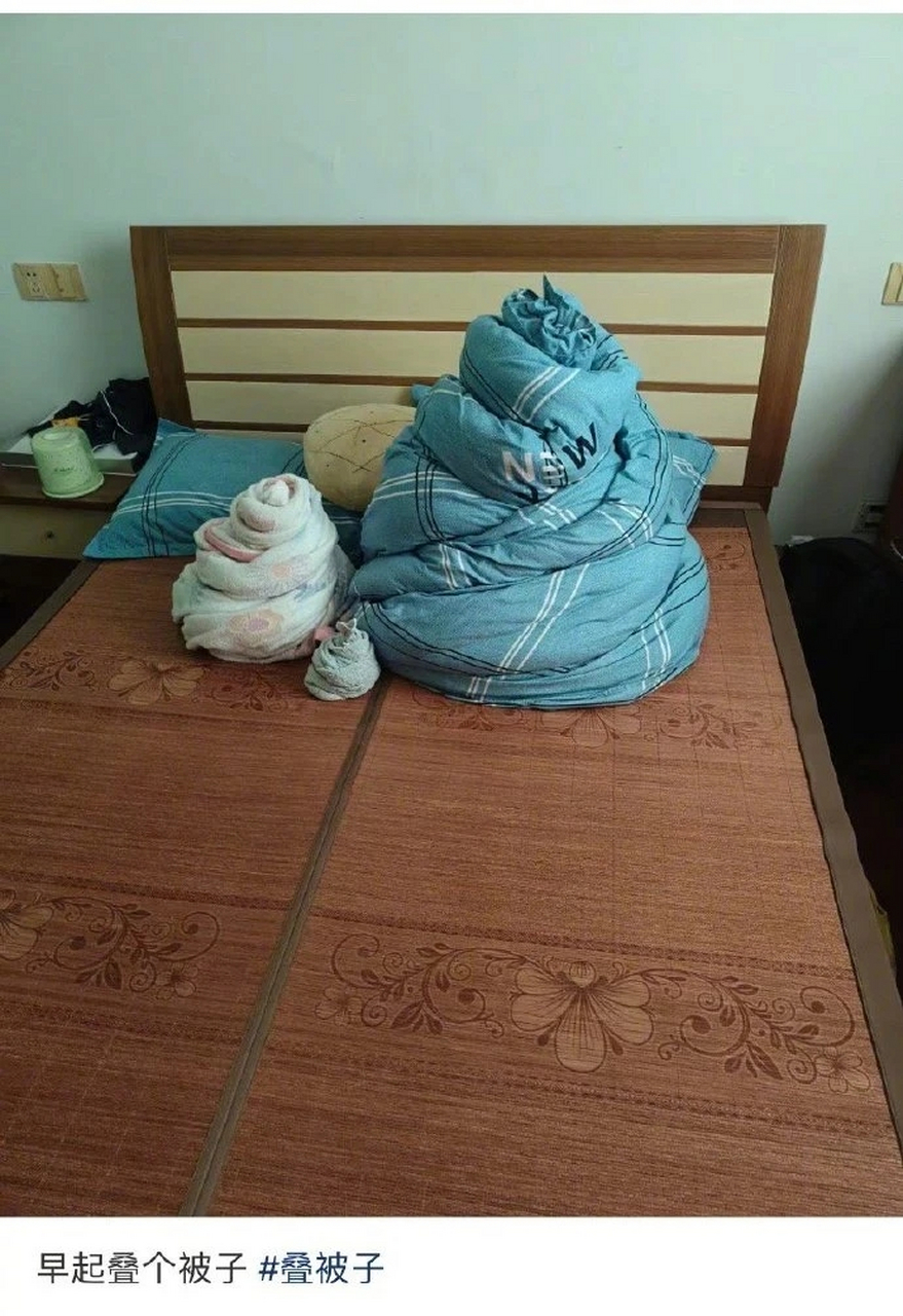 叠这样的被子会被妈妈打吗?#搞笑# #搞笑日常