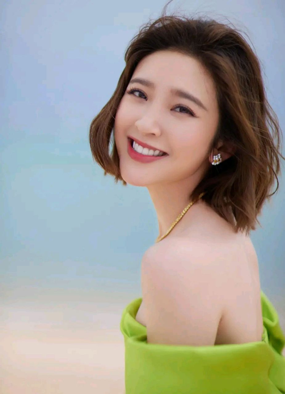 唐艺昕晒出一组在三亚一日游的九宫格美照,照片中只见唐艺昕穿着一袭