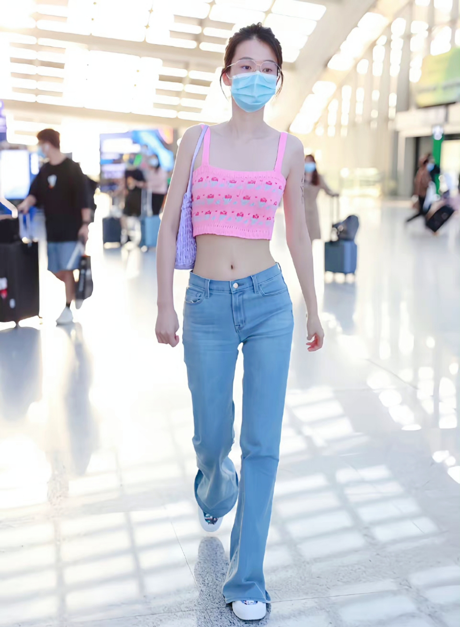 但是大家的关注点应该都在好奇手臂上是纹身还是贴纸呢 #乔欣手臂是