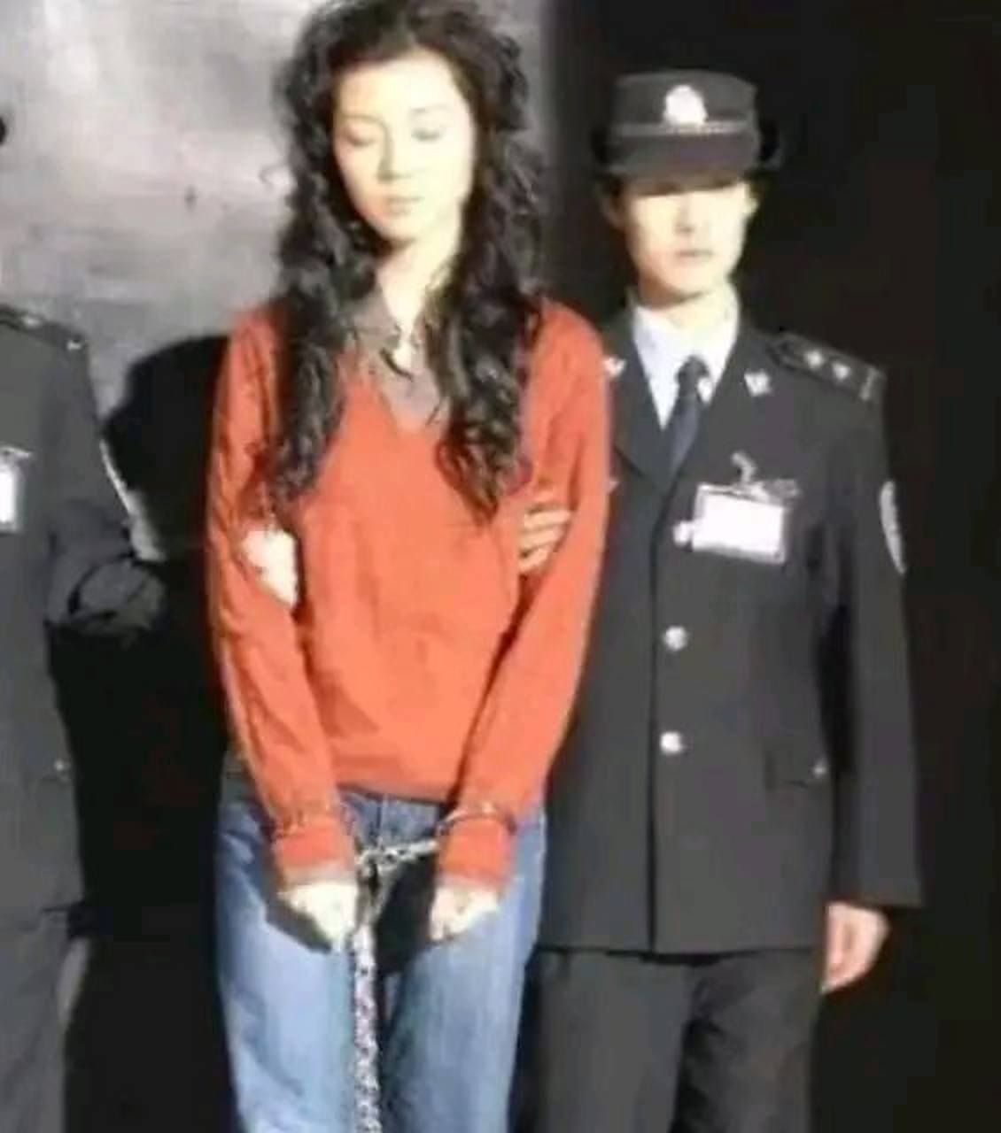 照片中的毕丽梅亭亭玉立,娇媚动人,精致的五官,灵动的眼睛.