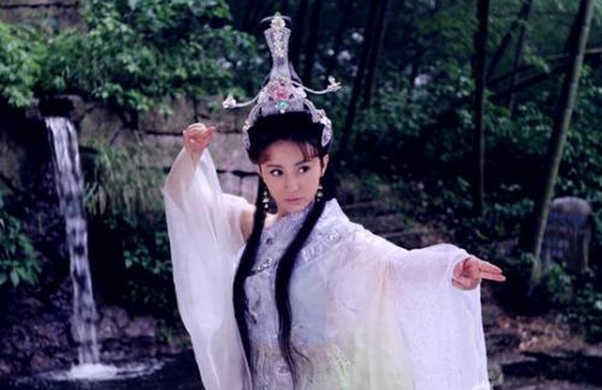 封神榜中三霄娘娘摆下九曲黄河阵,拦住了周武王.