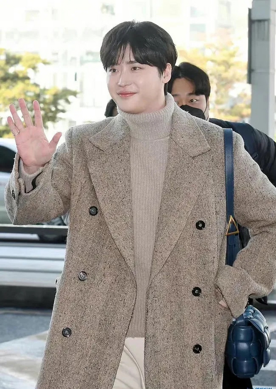 李钟硕发福啦,脸都变圆润了.