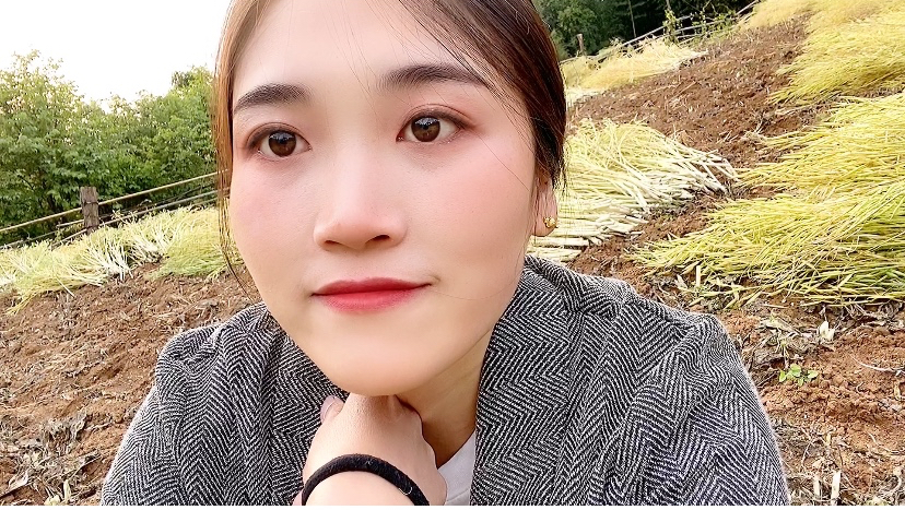 嫁出去的女儿泼出去的水?看到妈妈一个人割菜籽,燕子突然哭了!