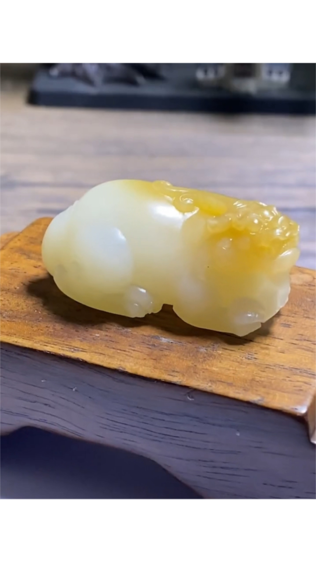 和田且末糖白《貔貅》吊坠尺寸:45.5/26.6/20.5mm重量:37.3g