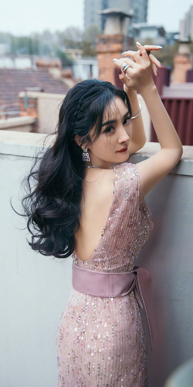 杨幂的露背写真,360度无死角,这背也太光滑了[亲吻]