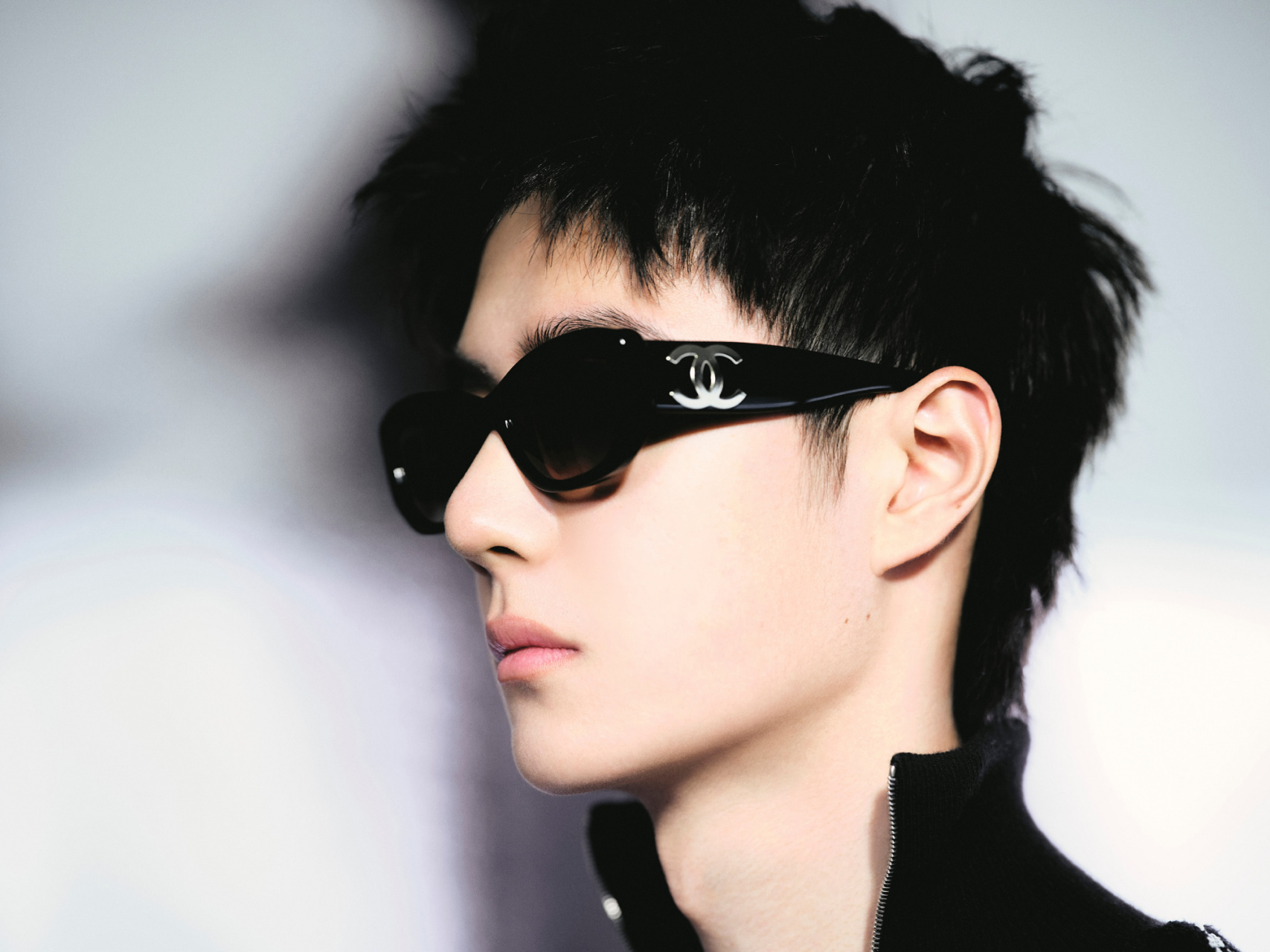 黑白反差暗藏野性锋芒,极简all black展现张扬态度 #王一博