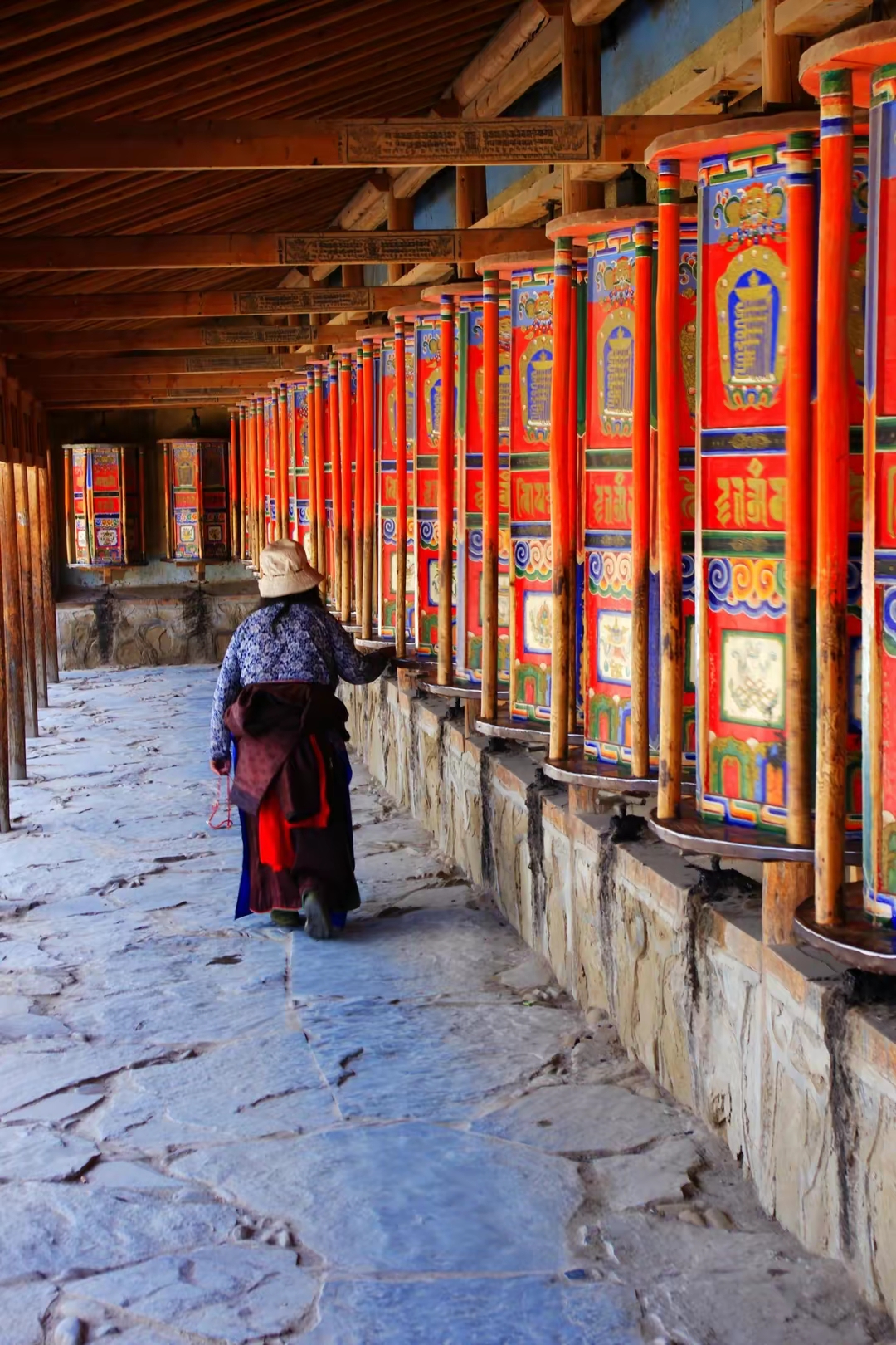 千里独行在拉卜楞寺刺眼的阳光下